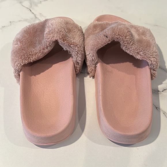 FLUFFY PINK SLIDE sandals, size 7 - Picture 2 of 2